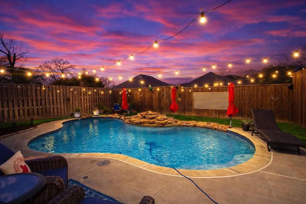 757 Winding Oak Bend, Lake Dallas