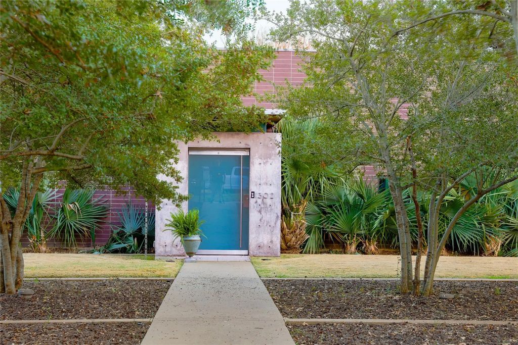 1302 Eastus Drive, Dallas