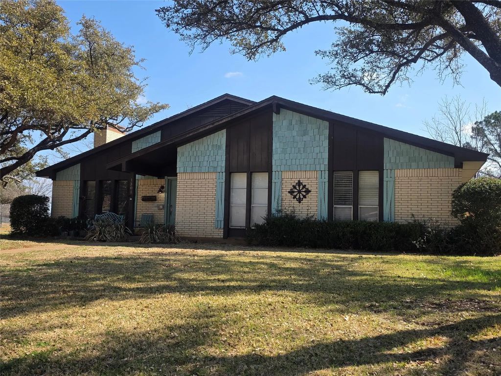 1301 Cliff Drive, Graham
