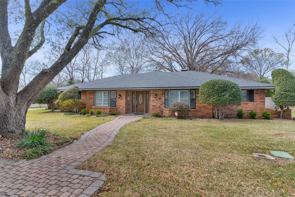 713 Briarwood Drive, Denison