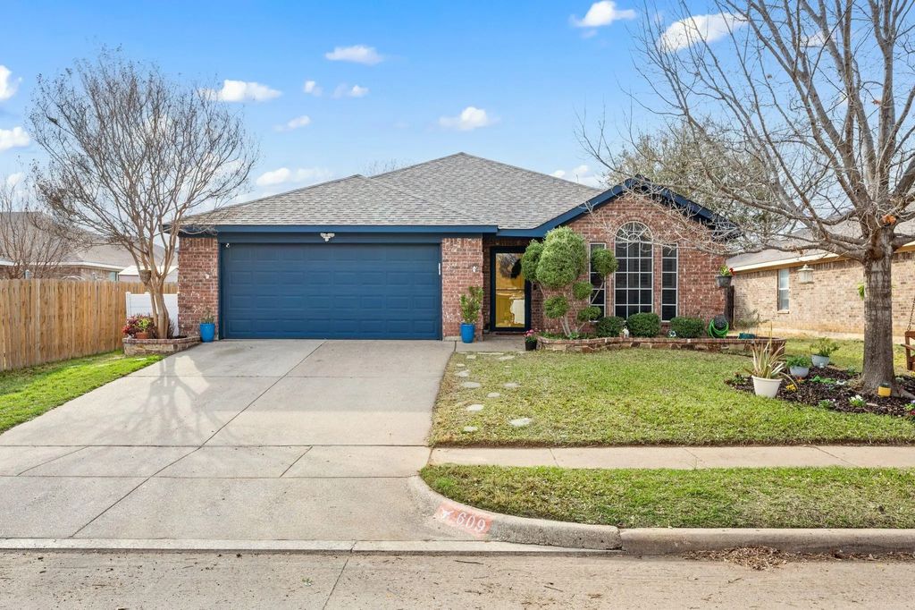 609 Oak Hollow Trail, Saginaw