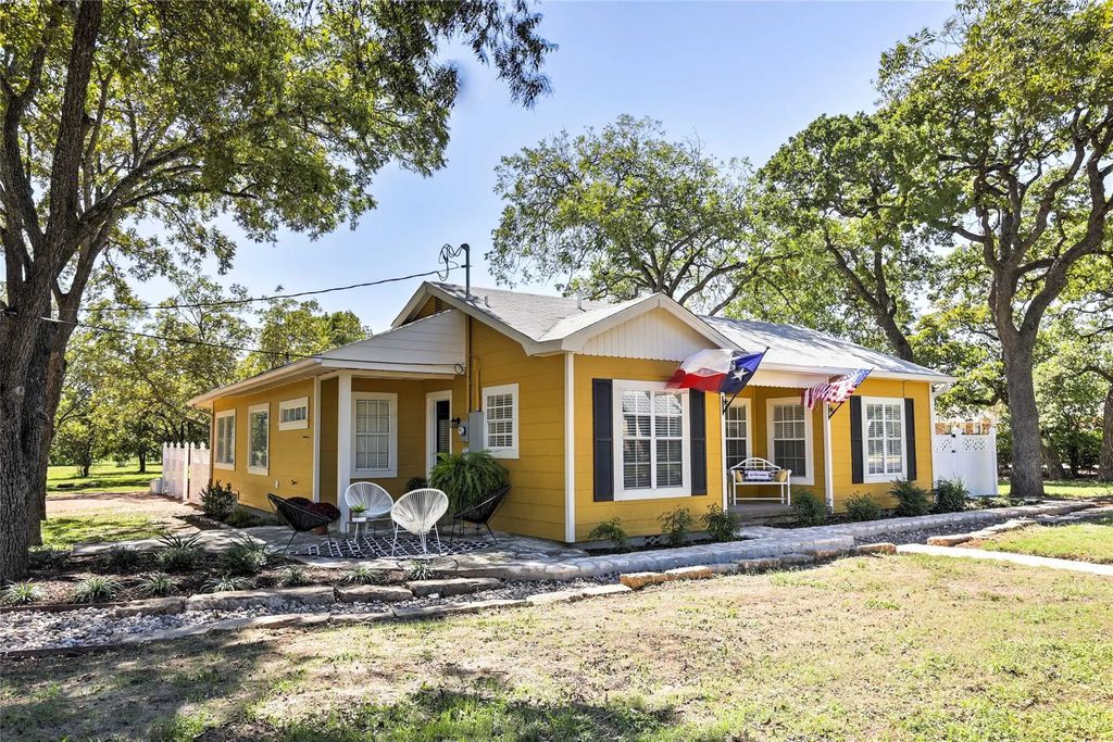 809 E Highway Street, Fredericksburg