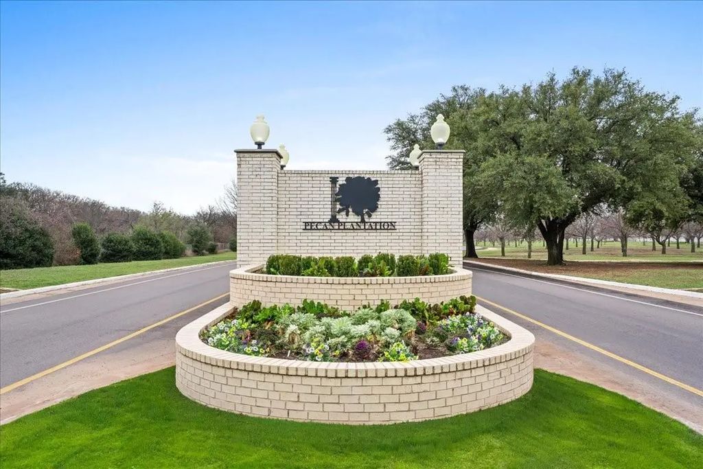 2161 E Landings N, Granbury