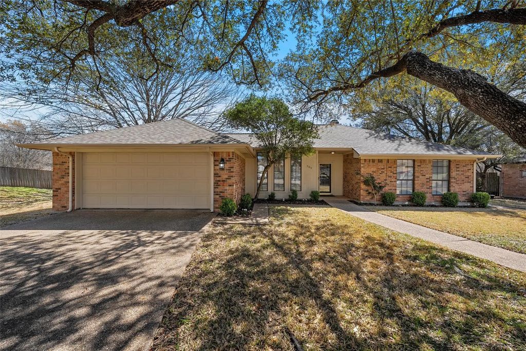 209 Hidden Meadow Drive, Hewitt