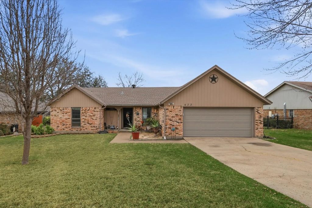 433 Overcrest Drive, Benbrook