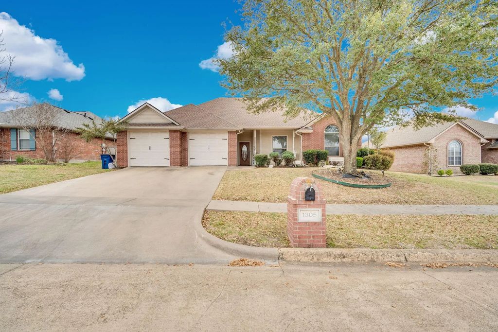 1305 Louise Lane, Ennis