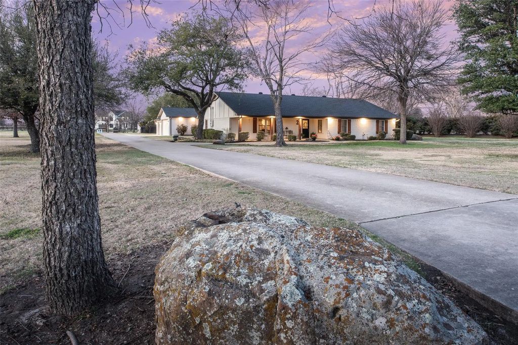 2 Moonlight Trail, Lucas