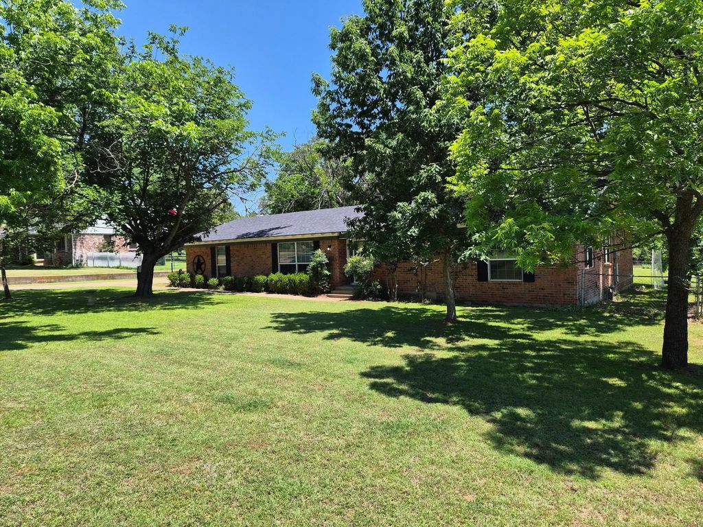 208 Yucca Drive, Weatherford