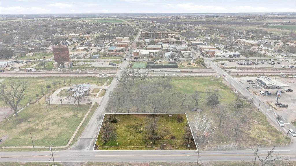 212 E Walnut Street, Celina