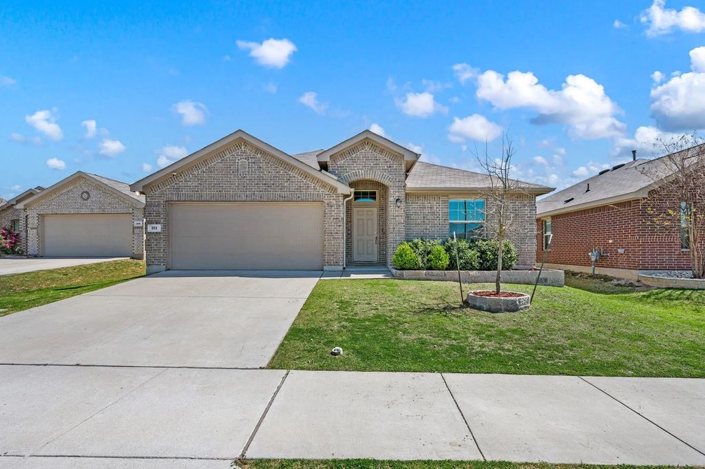 813 Amberwood Court, Fort Worth