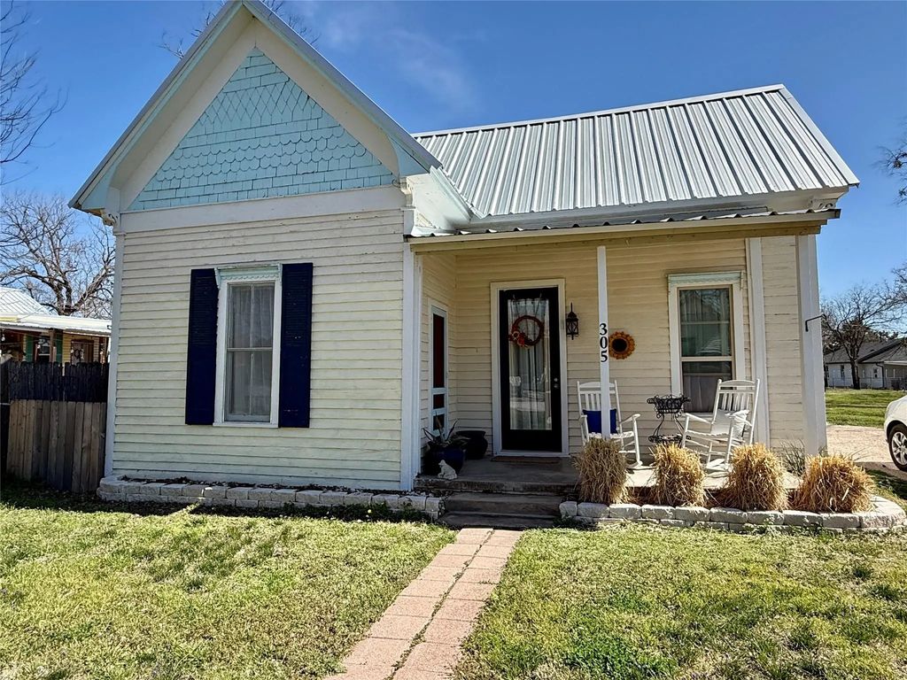 305 S Live Oak Street, Hico