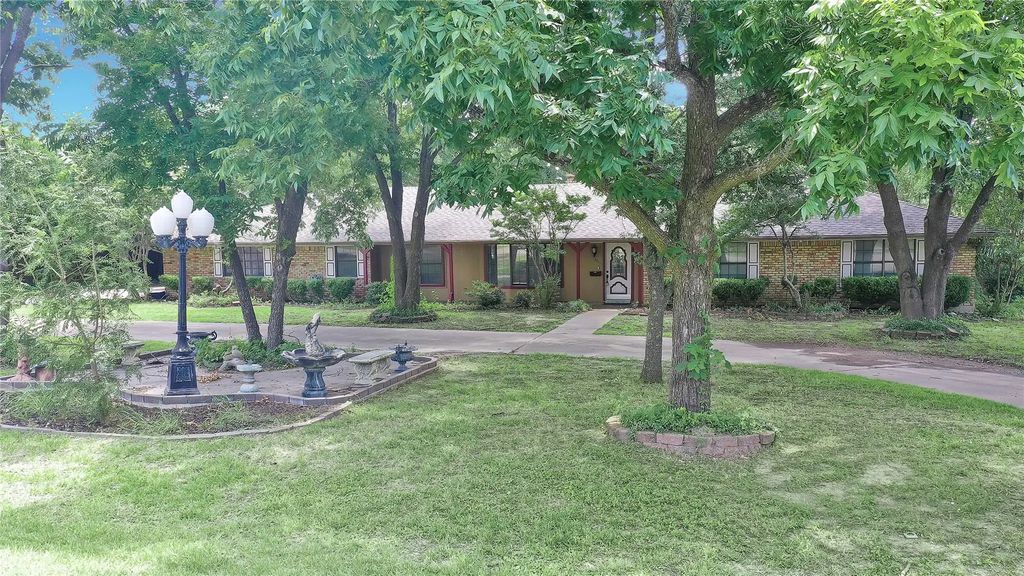 302 Wilcoxson Street, Farmersville