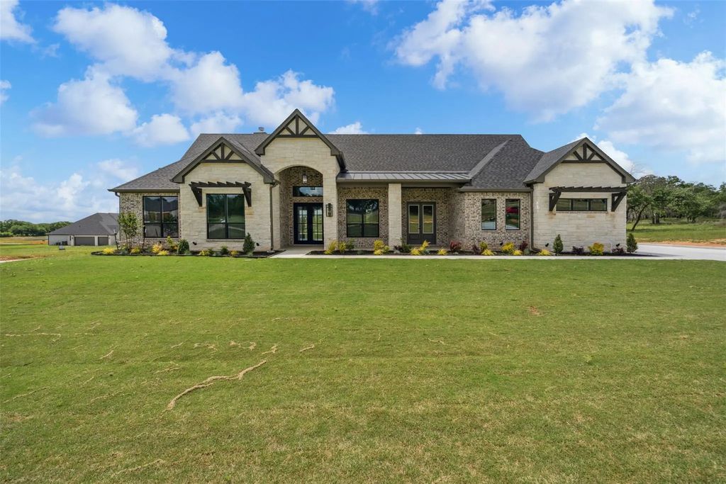 1027 Estancia Boulevard, Weatherford