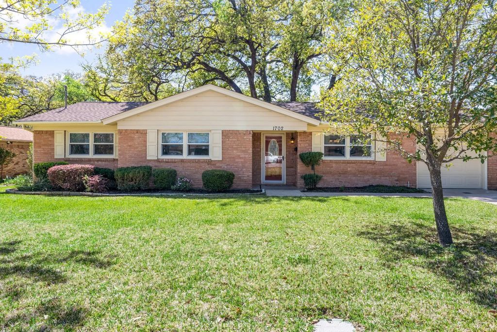 1702 Hendrix Drive, Irving