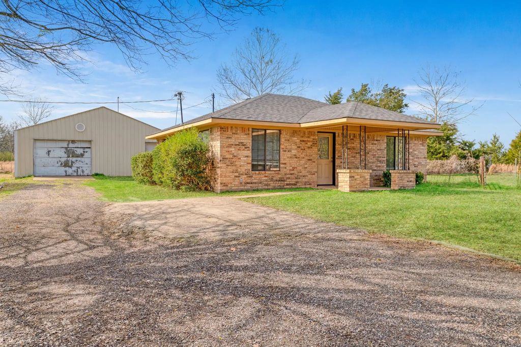 315 County Road 44100, Powderly