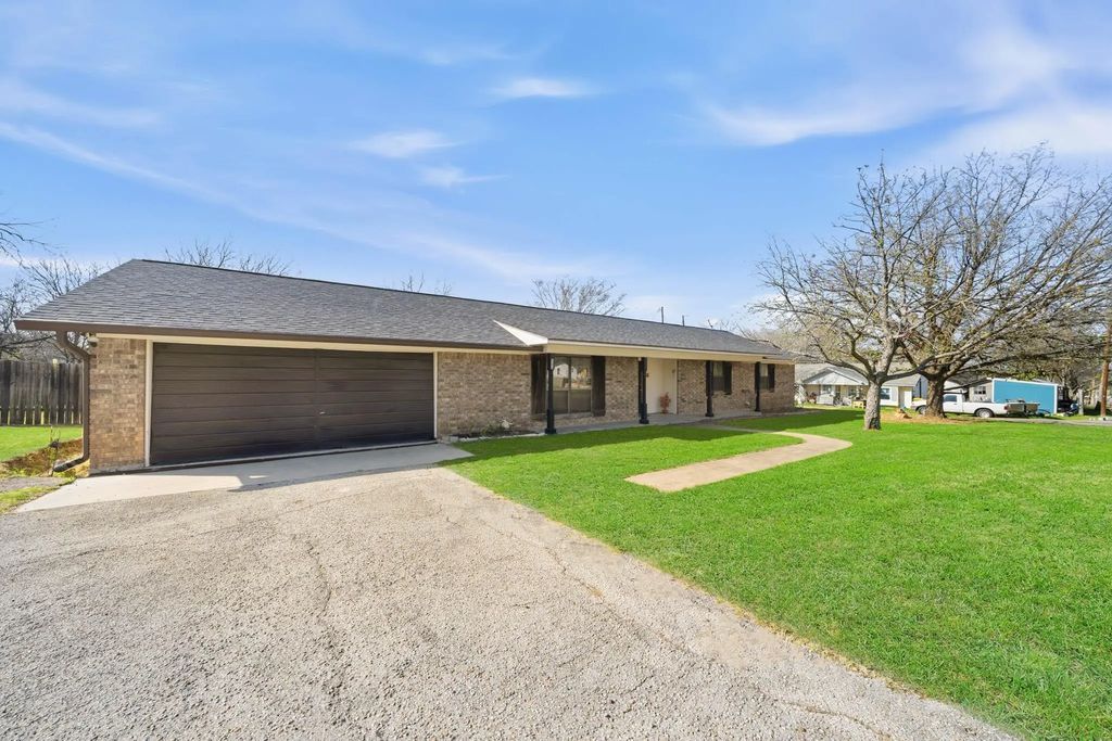 502 S 8th Street, Valley Mills