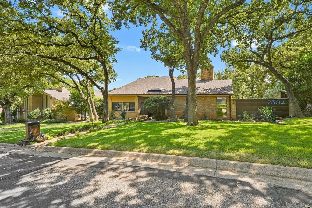 2304 Oak Forest Court, Arlington