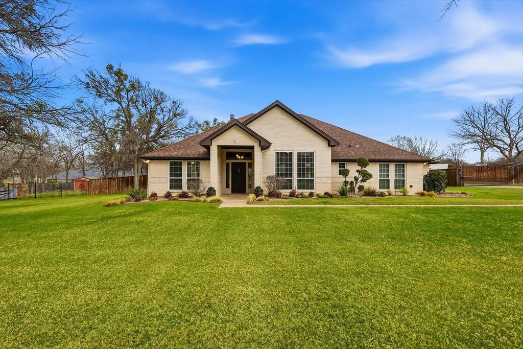 312 Lakeside Oaks Circle, Lakeside