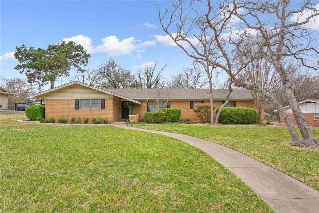 416 White Hall Drive, Woodway