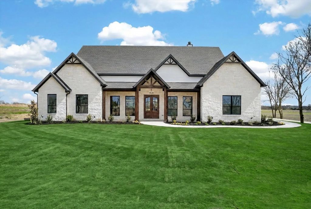 4945 County Road 1098, Celeste