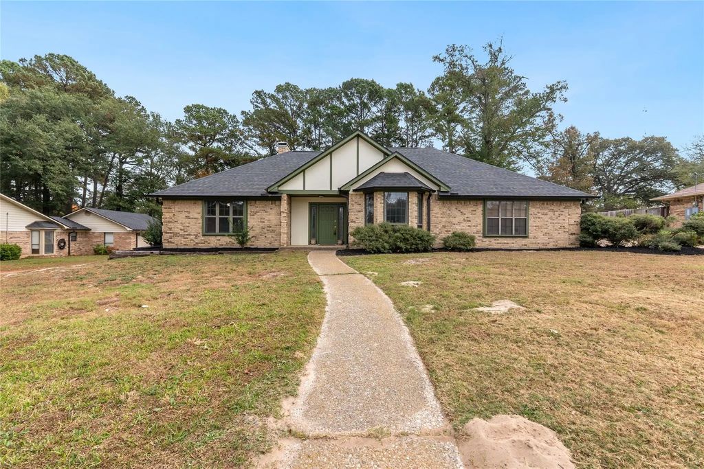 18133 Briarcrest Drive, Flint