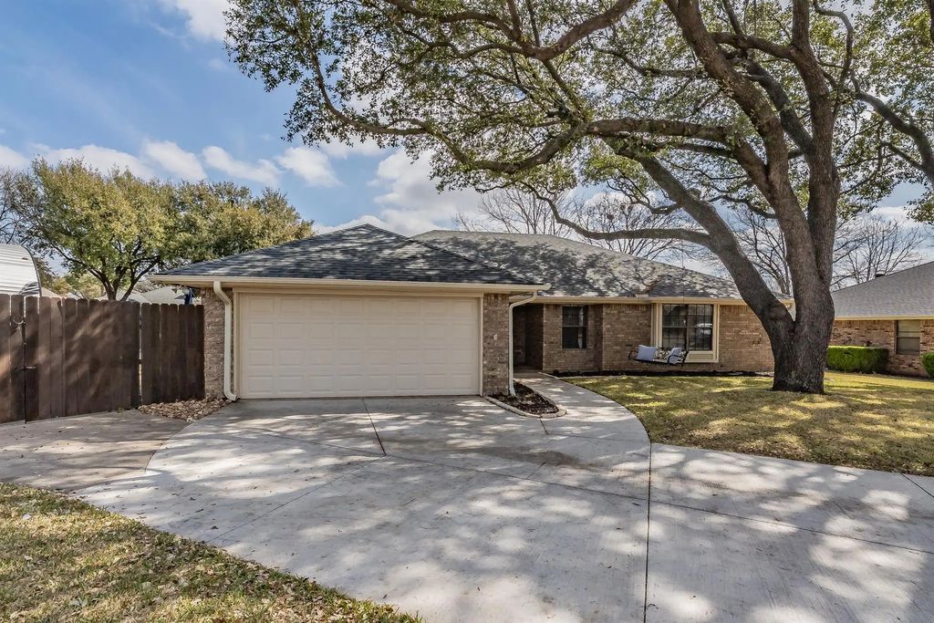 2528 Sunshine Court, Bedford