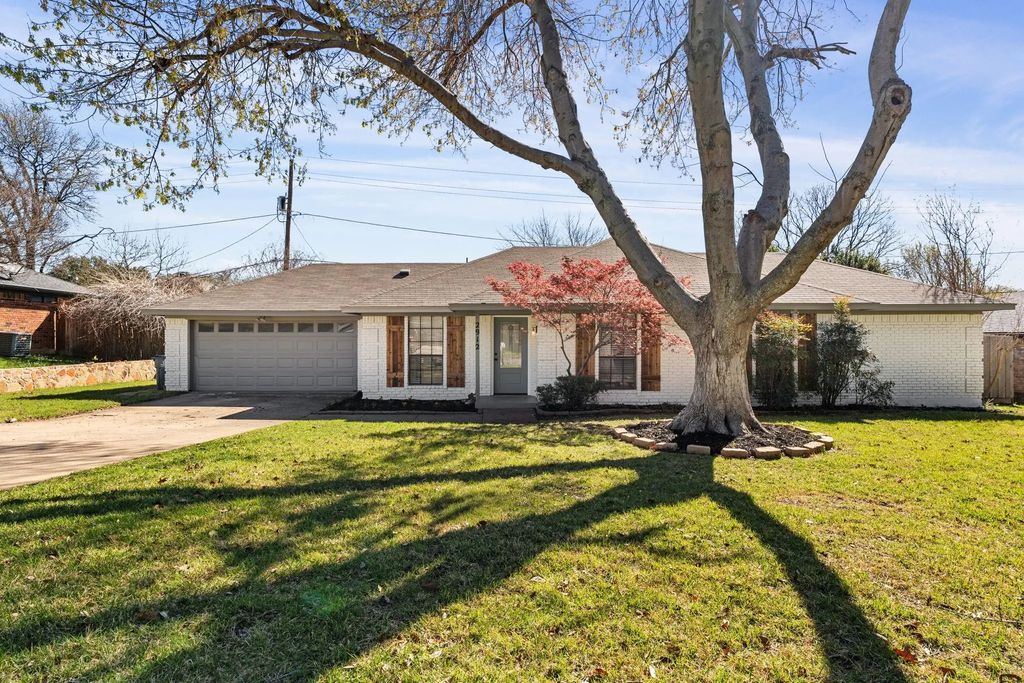 2912 Robindale Lane, Grapevine