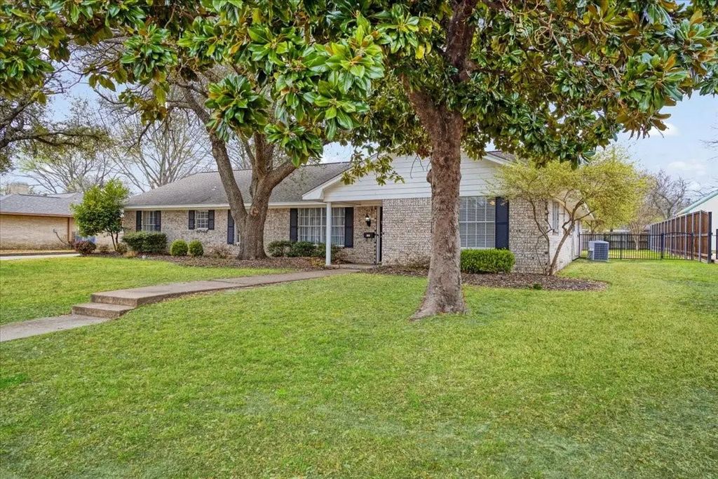 1910 Nancy Lea Drive, Bonham