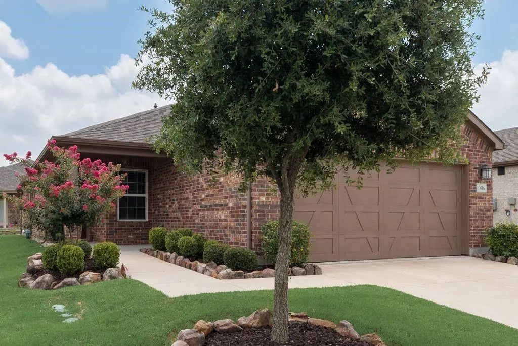 816 Hidden Eddy Drive, McKinney