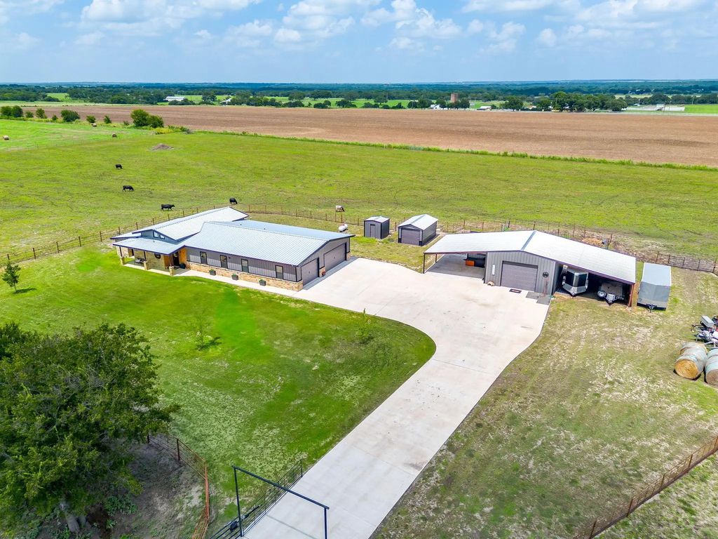 208 Private Road 107, Blum