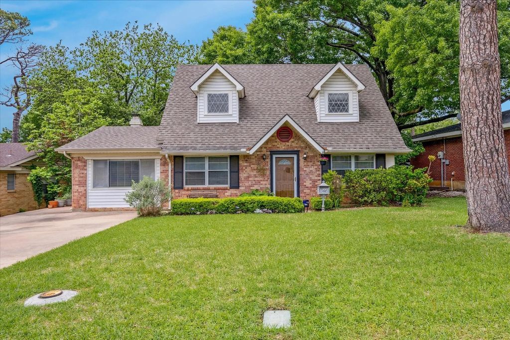 2004 Valley Lane, Arlington