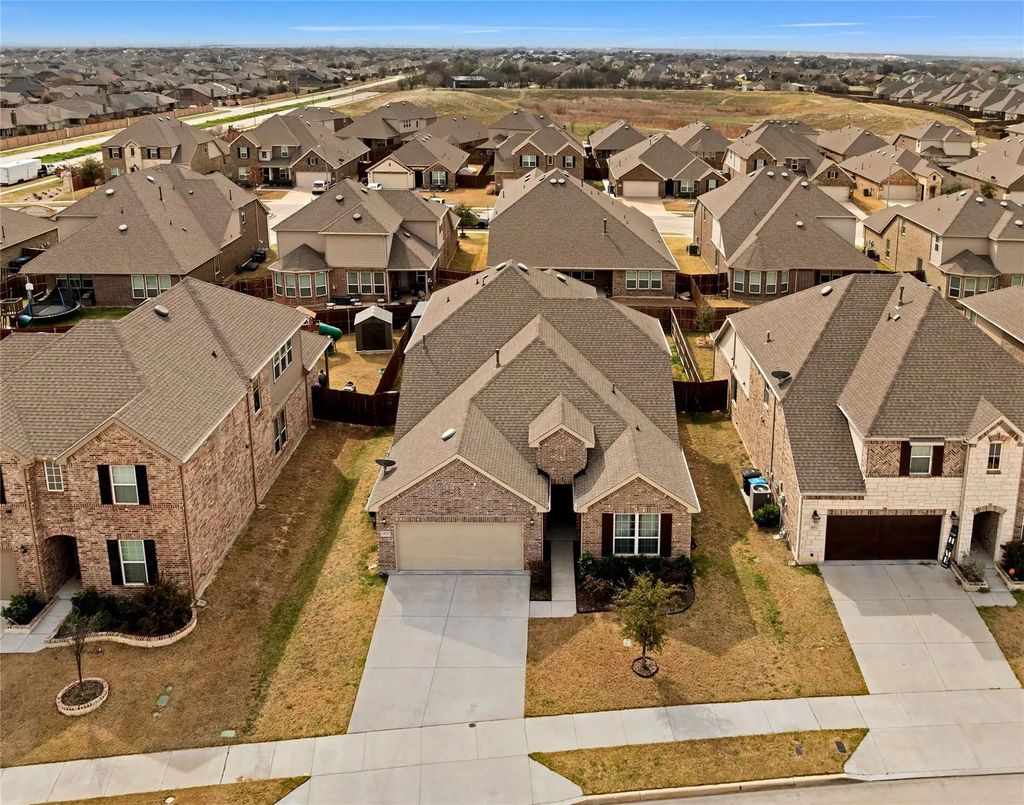 813 Sweeping Butte Drive, Fort Worth