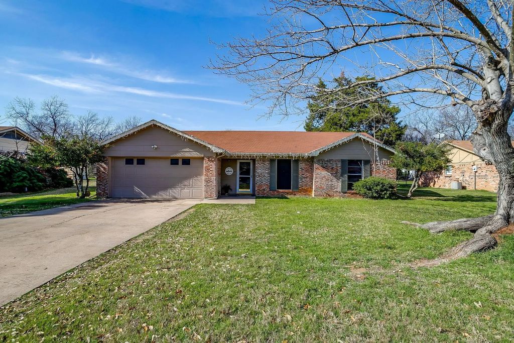 1022 Princeton Place, Cleburne