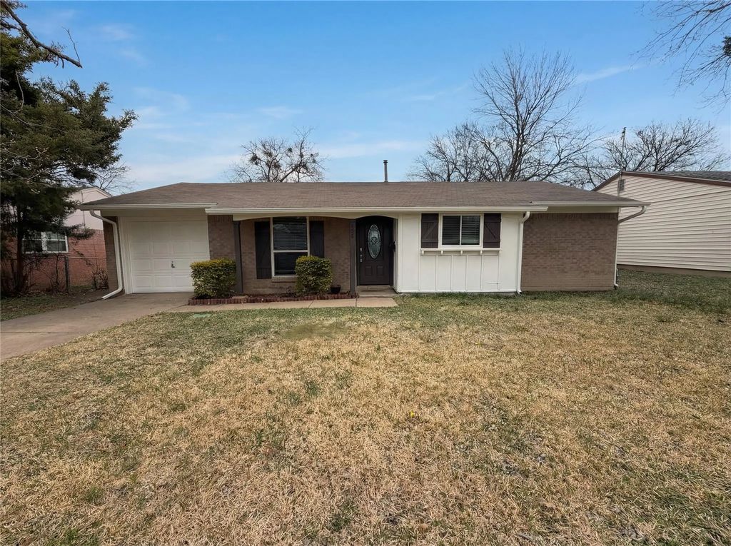 208 Summercrest Boulevard, Burleson