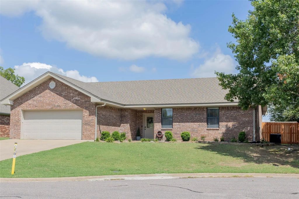 2220 N Village Drive, Bonham