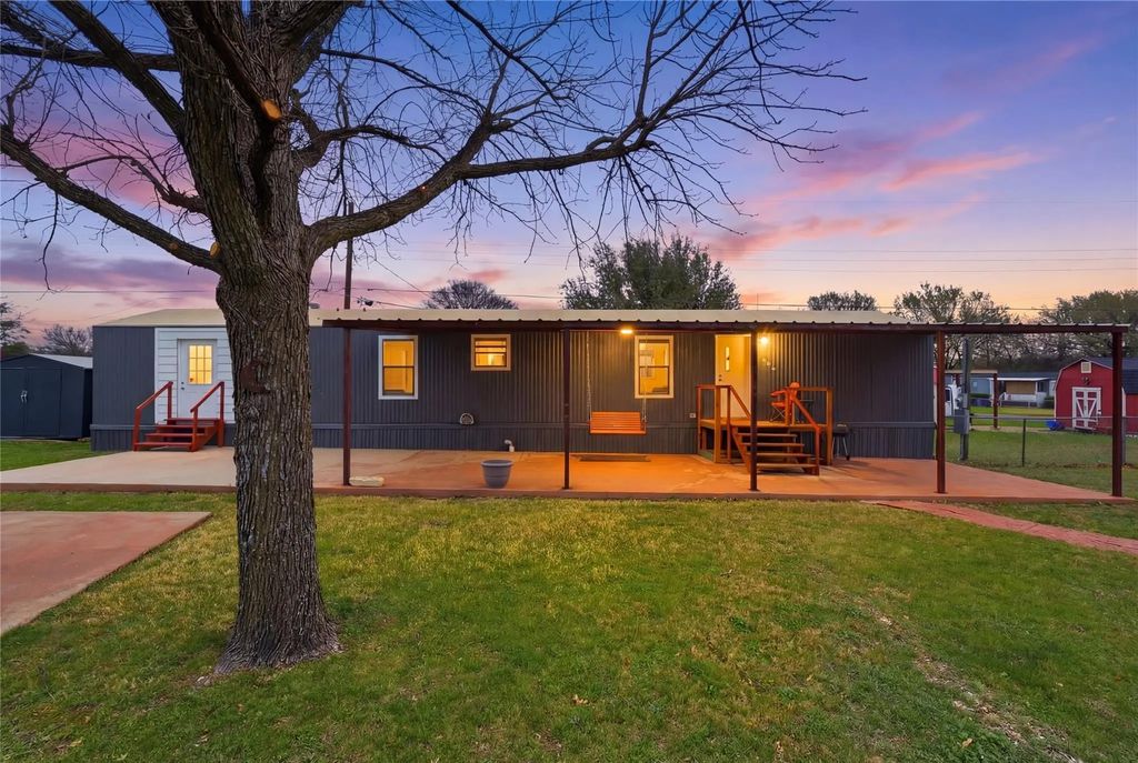 115 Saddle Horn Drive, Hewitt