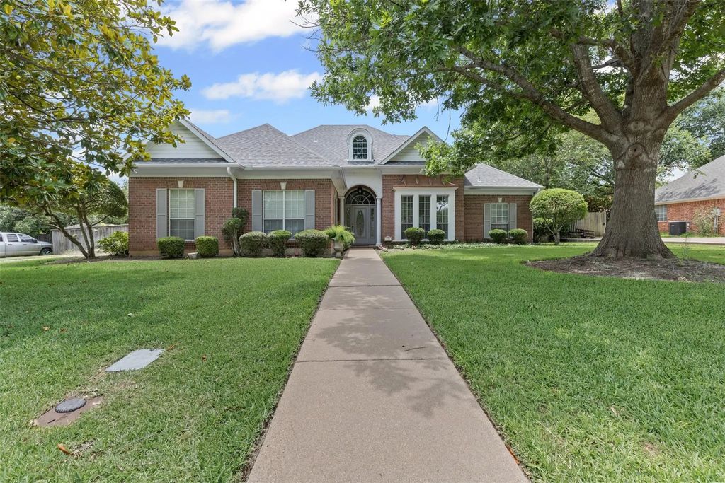 1104 Cherrywood Drive, Cleburne