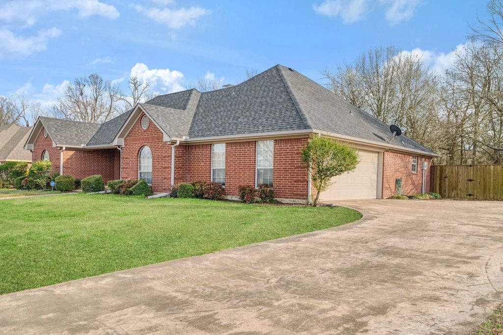 3650 Brownwood Drive, Paris