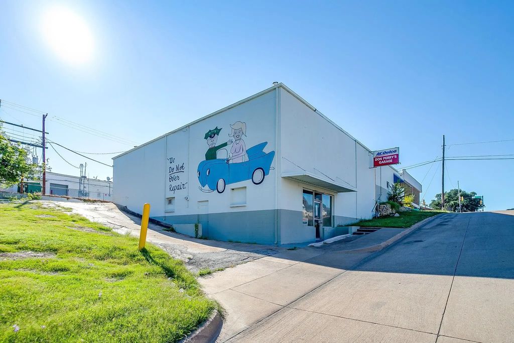 5323 Woodway Drive, Fort Worth