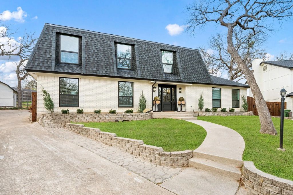 905 Brestol Court W, Bedford