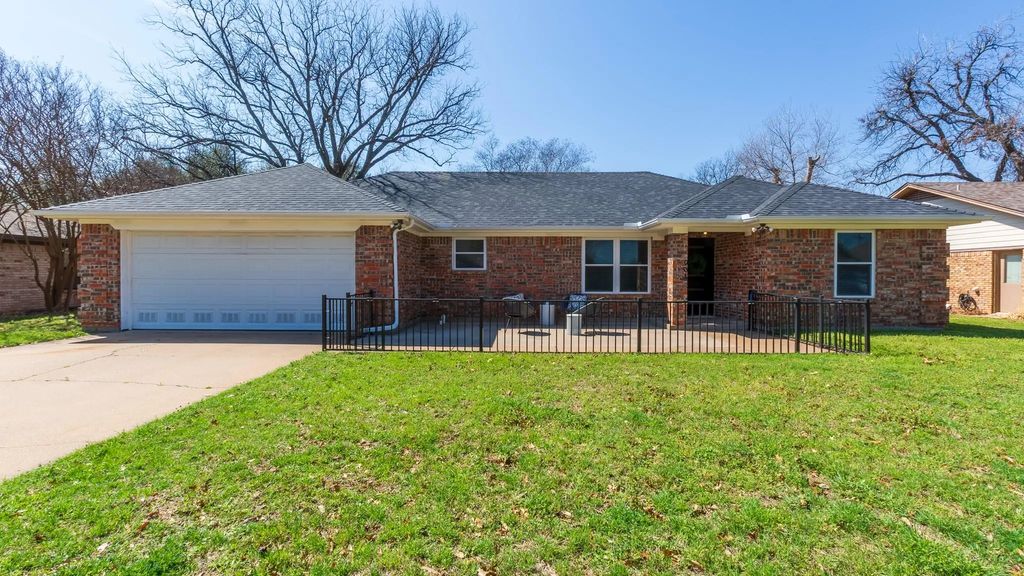 904 Meadowlark Lane, Granbury
