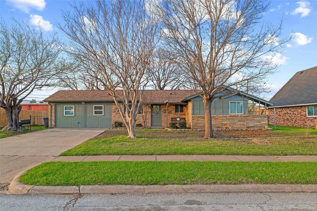 614 Greenbrook Lane, Grand Prairie