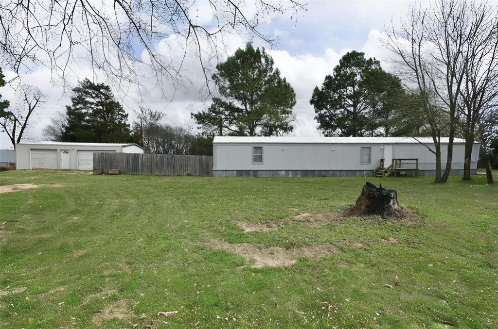 3327 Fm 2966, Quitman