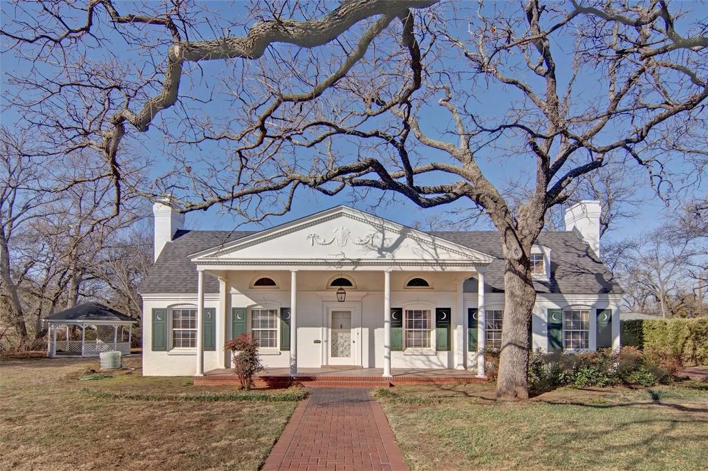 808 Elm Street, Graham