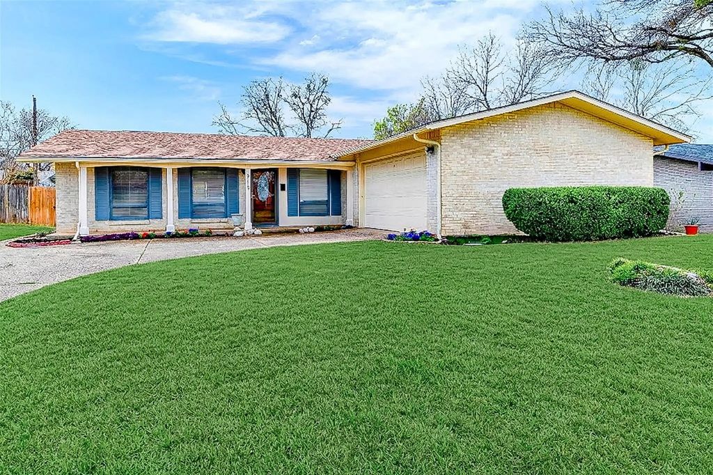 915 Warren Way, Richardson