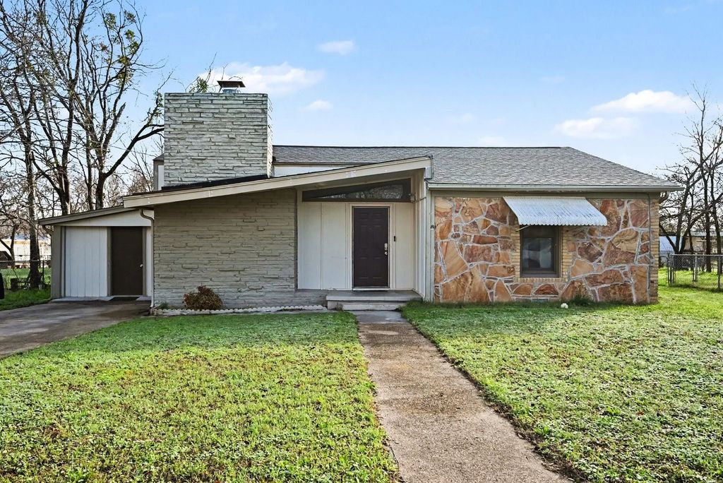108 N Cherry Lane, Granbury