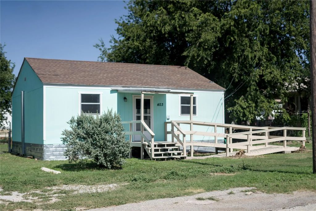 403 S Live Oak Street, San Saba