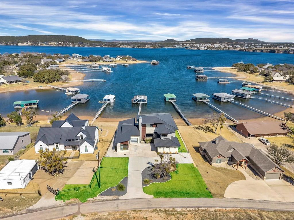 1009 Cardinal Cove, Graford