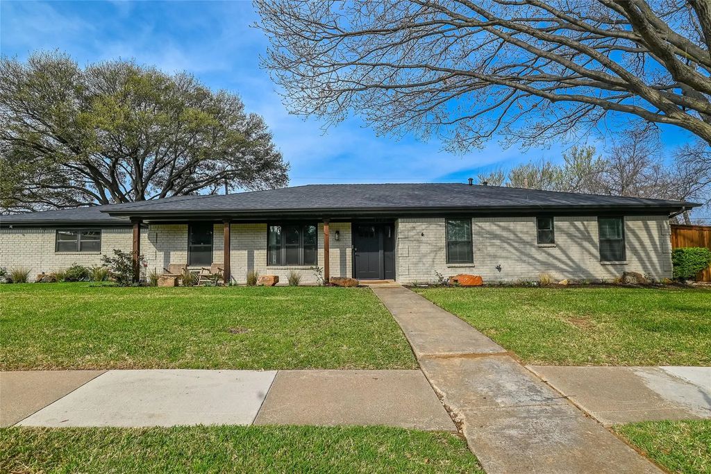 1701 Brown Trail, Hurst
