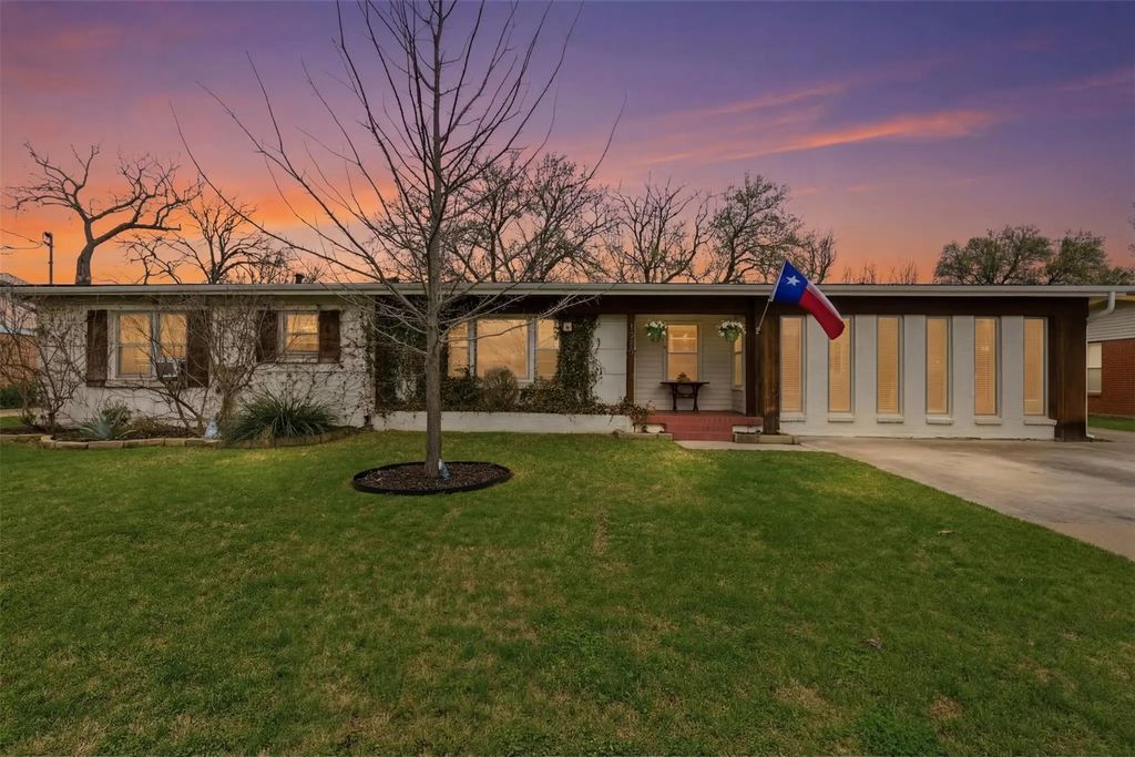 1218 Warden Street, Benbrook